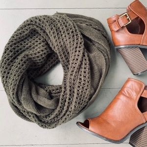 STORE CLOSING FINAL SALE ✨ NWOT Olive Knit Scarf
